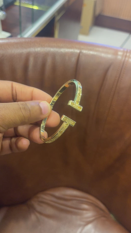 18-Karat Bangle